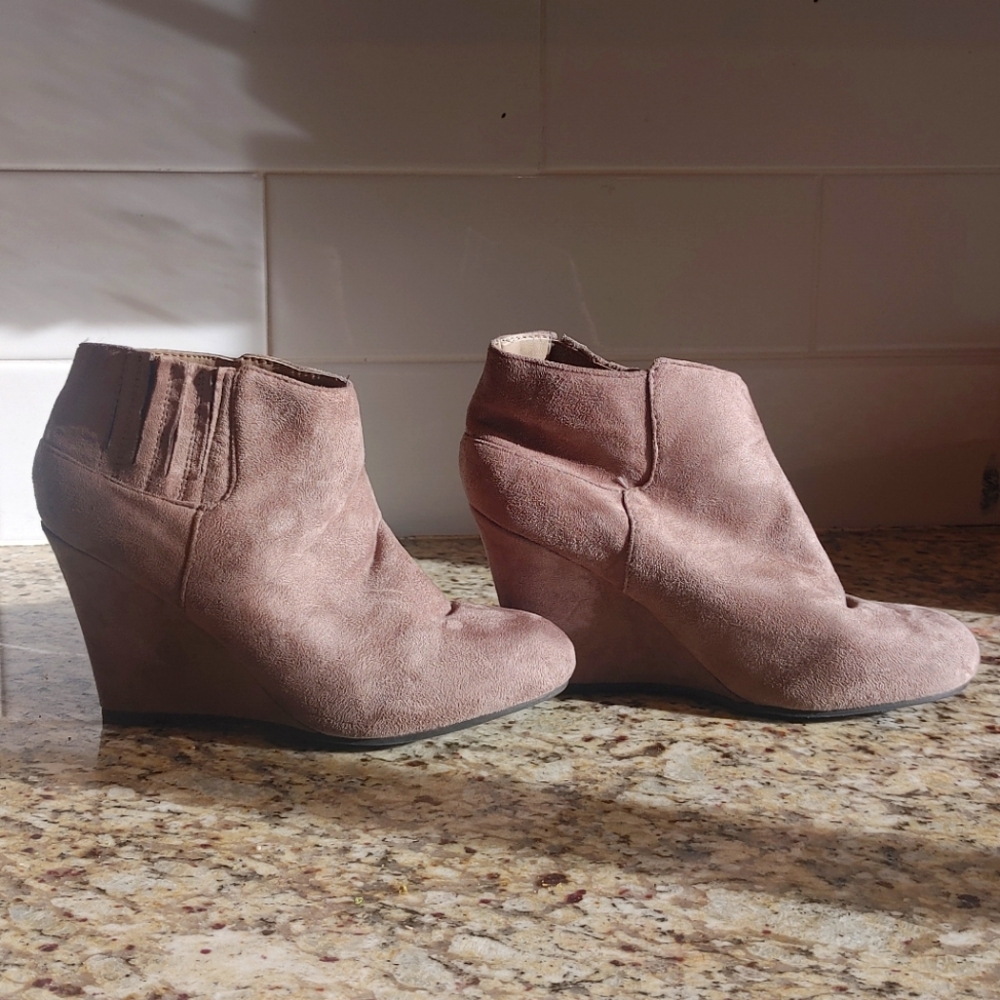 Light brown / tan suede heeled shoes size 7